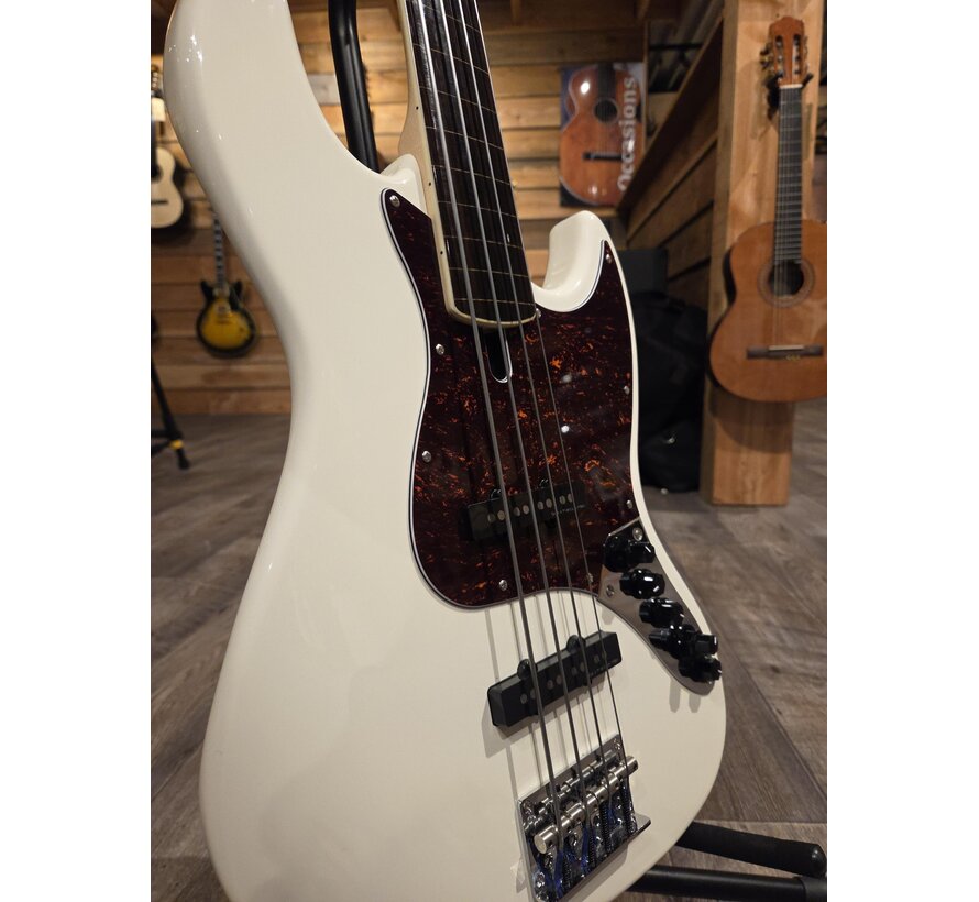Sire Basses | V7+ A4F Antique White  V7 2nd Gen Series Marcus Miller basgitaar | Tweedehands