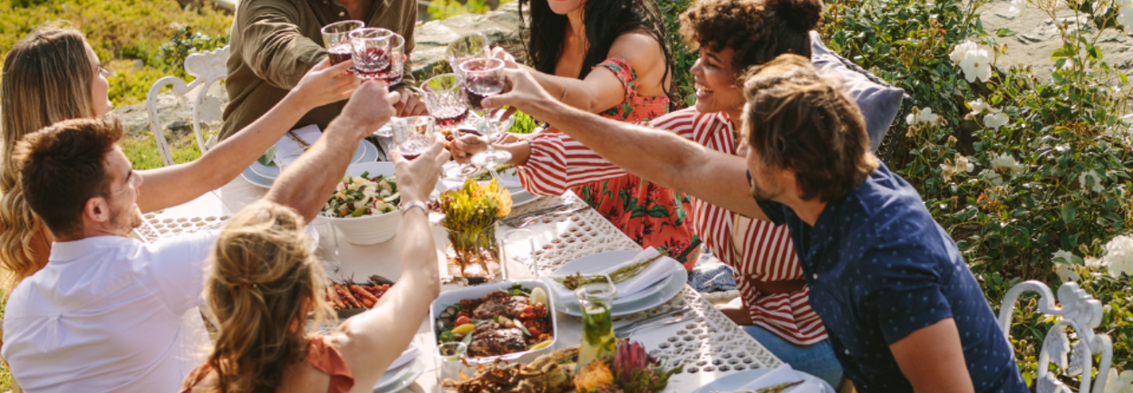Met deze wijn-spijstips wordt jullie eigen wijnproeverij nóg leuker en lekkerder!