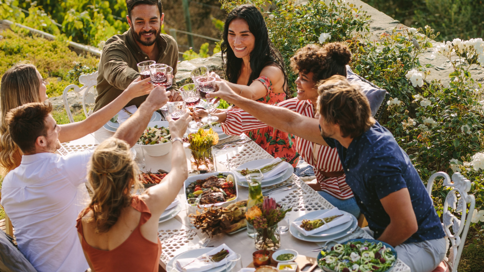 Met deze wijn-spijstips wordt jullie eigen wijnproeverij nóg leuker en lekkerder! Met deze wijn-spijstips wordt jullie eigen wijnproeverij nóg leuker en lekkerder!