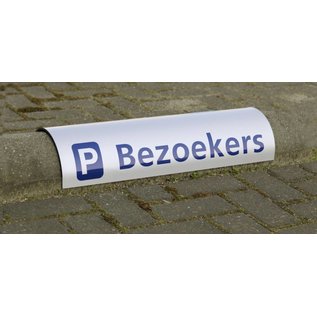 Parkeerbord met eigen tekst over betonrand