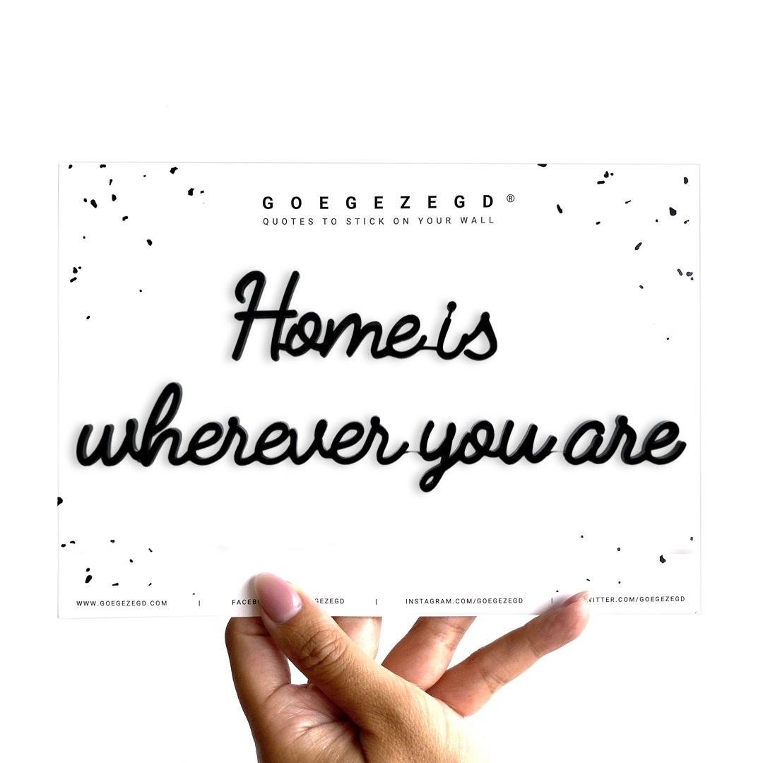 HOME IS WHEREVER YOU ARE (NEW) zelfklevende quote GOEGEZEGD