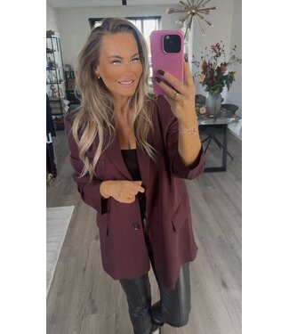 Burgundy blazer met split