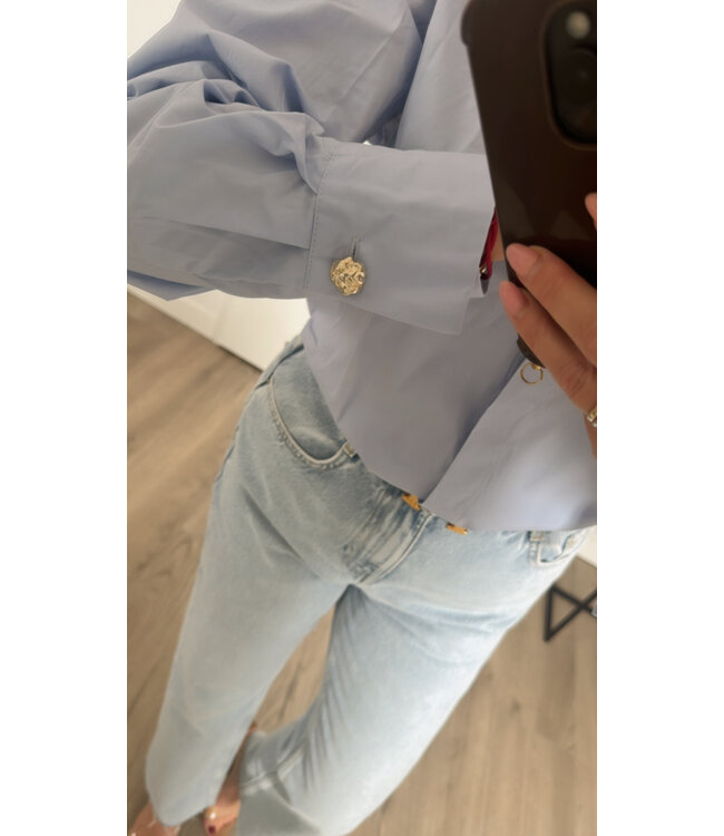 Blauwe blouse gouden knopen