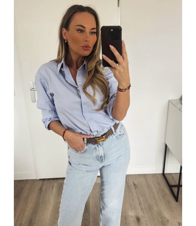 Blauwe blouse gouden knopen