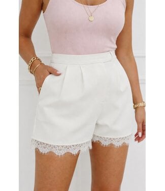 Short cream kanten detail