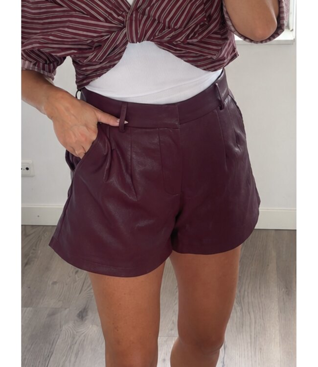 Burgundy leather look shortje