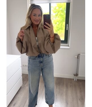 Beige jack met pofmouwen