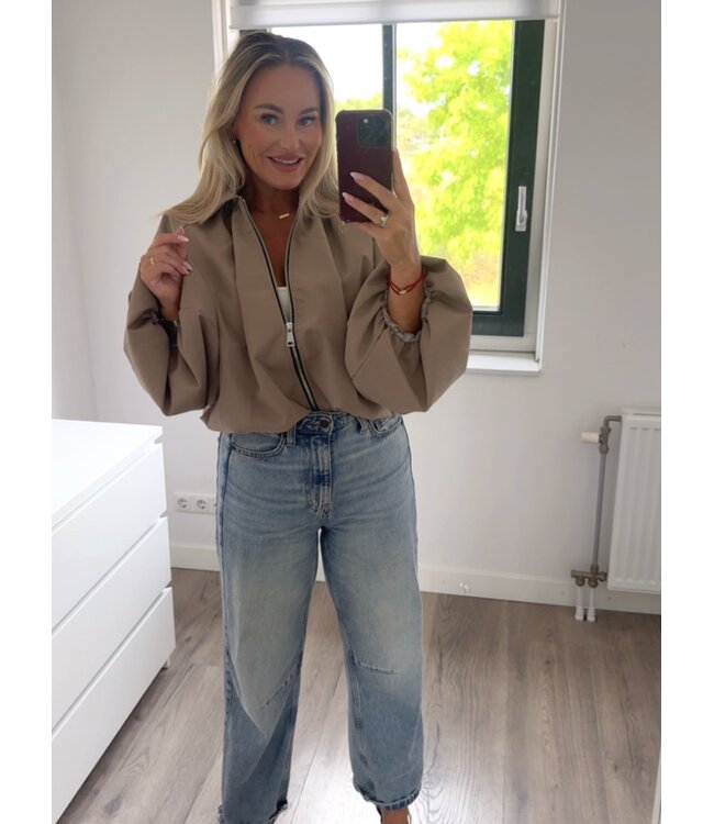 Beige jack met pofmouwen
