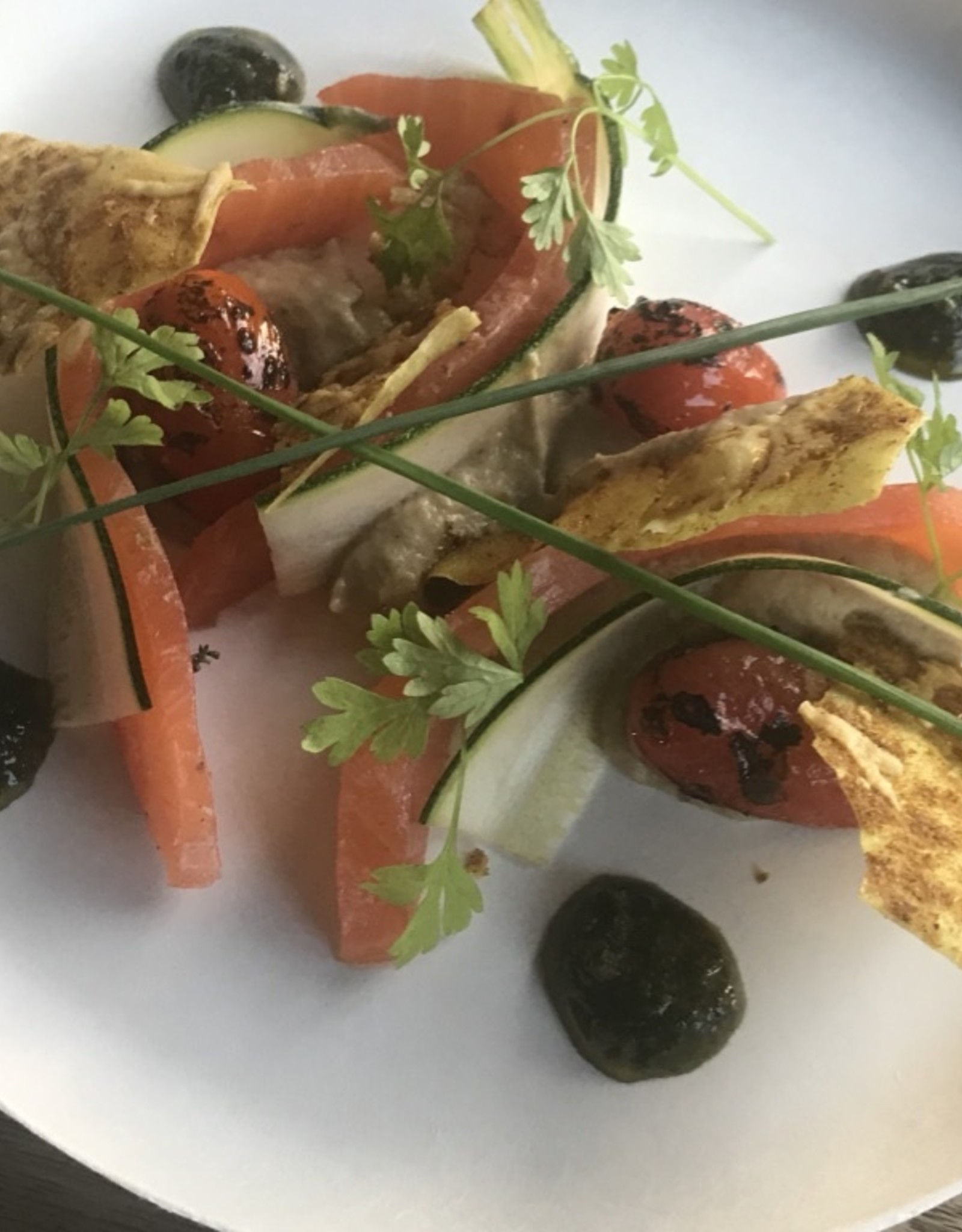 tompouce van gerookte zalm, courget ,caviaar van aubergine , gekonfijte kerst tomaat , kruiden kaas en rucola pesto