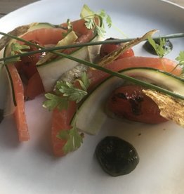 tompouce van gerookte zalm , courget ,caviaar van aubergine , gekonfijte kerst tomaat , kruiden kaas en rucola pesto