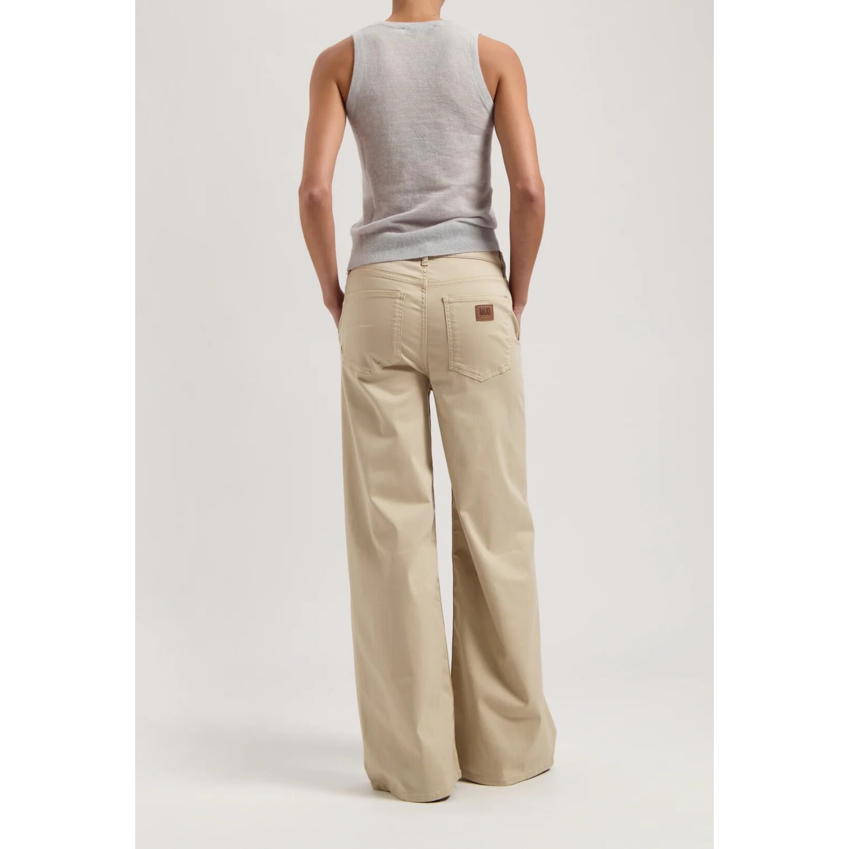 MUD JEANS MUD Jeans Chelsea chino mid loose Sand