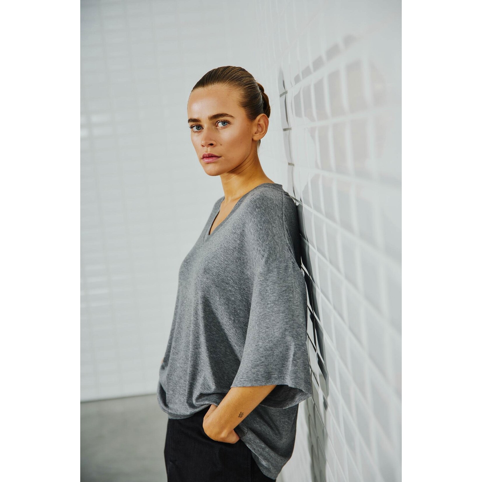 With Black WithBlack Josefine oversized V t-shirt grijs