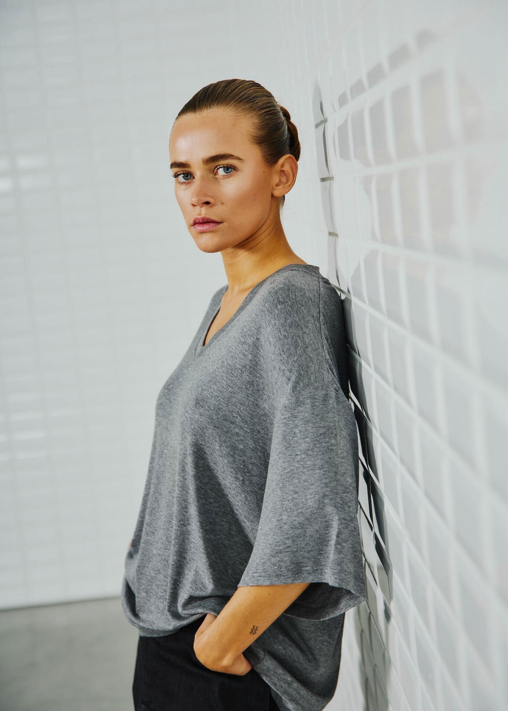 With Black WithBlack Josefine oversized V t-shirt grijs