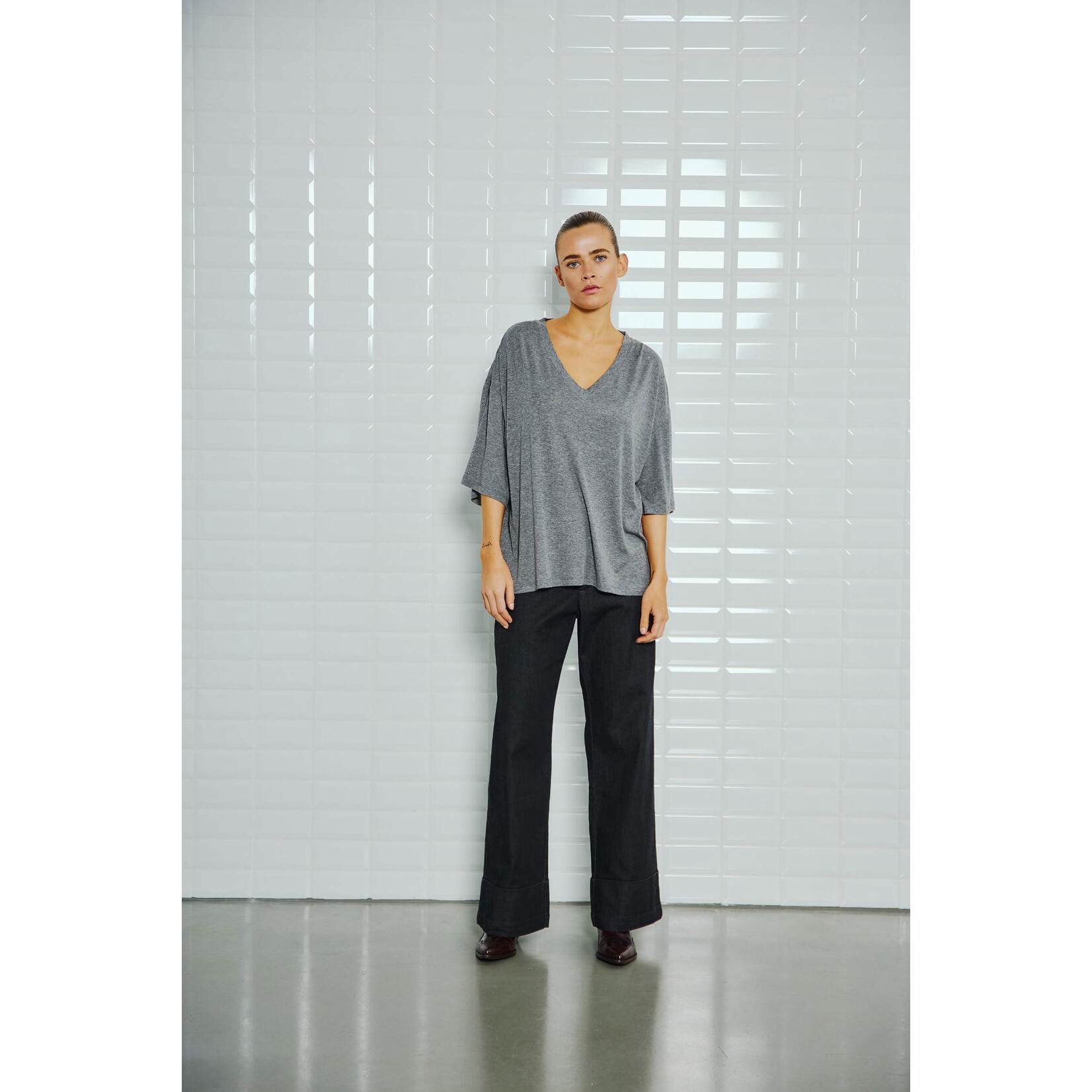 With Black WithBlack Josefine oversized V t-shirt grijs