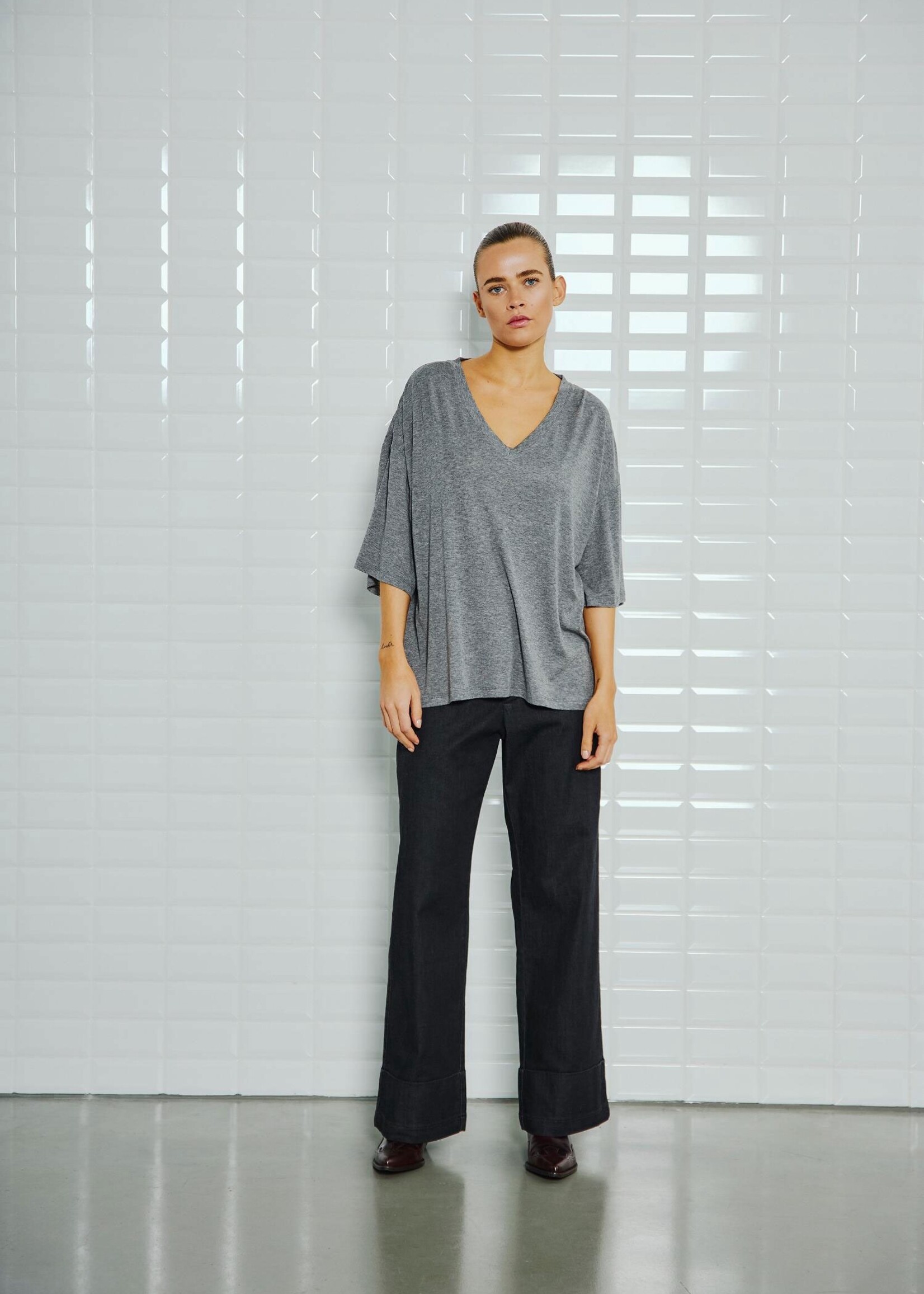 With Black WithBlack Josefine oversized V t-shirt grijs