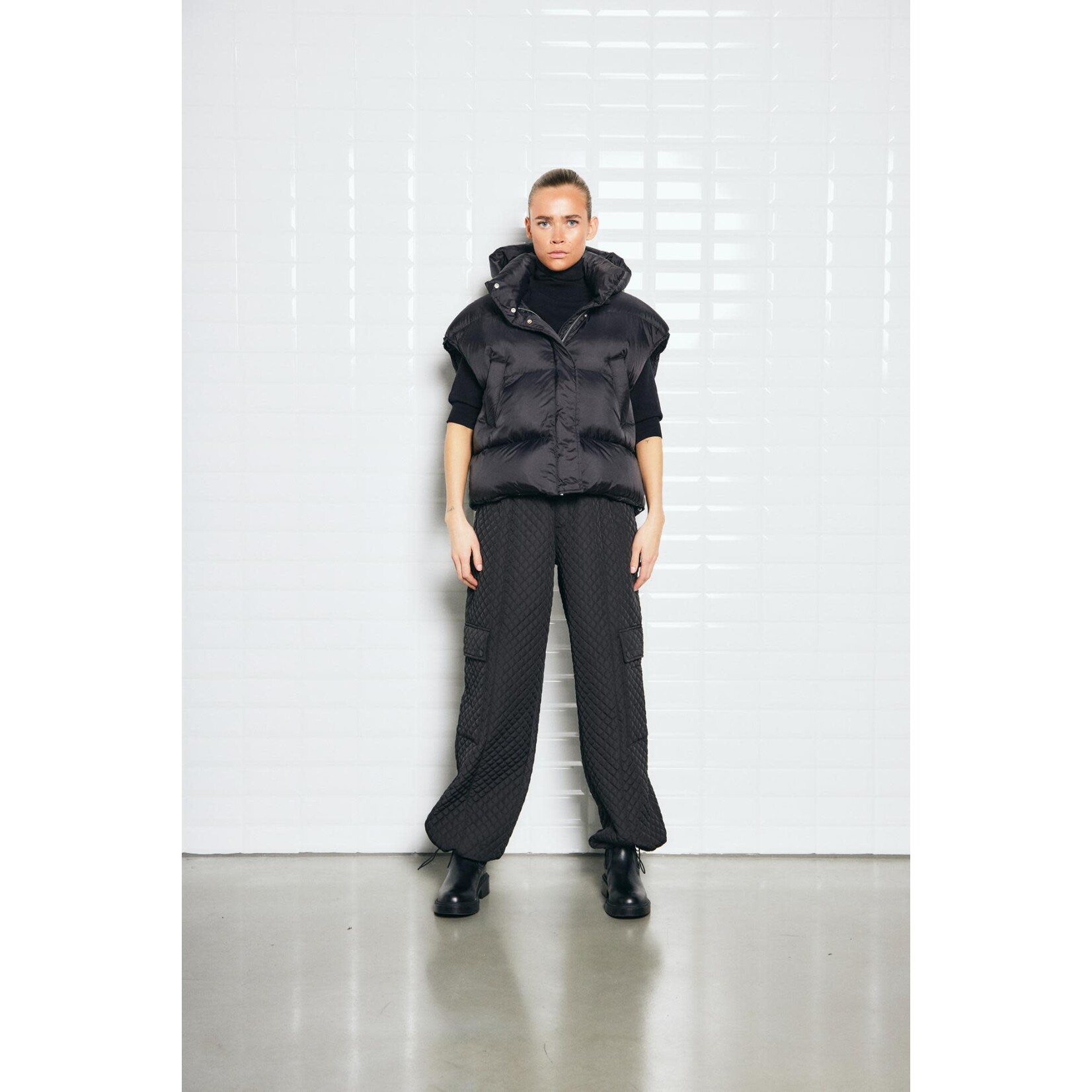 With Black With Black vanessa puffer gilet zwart