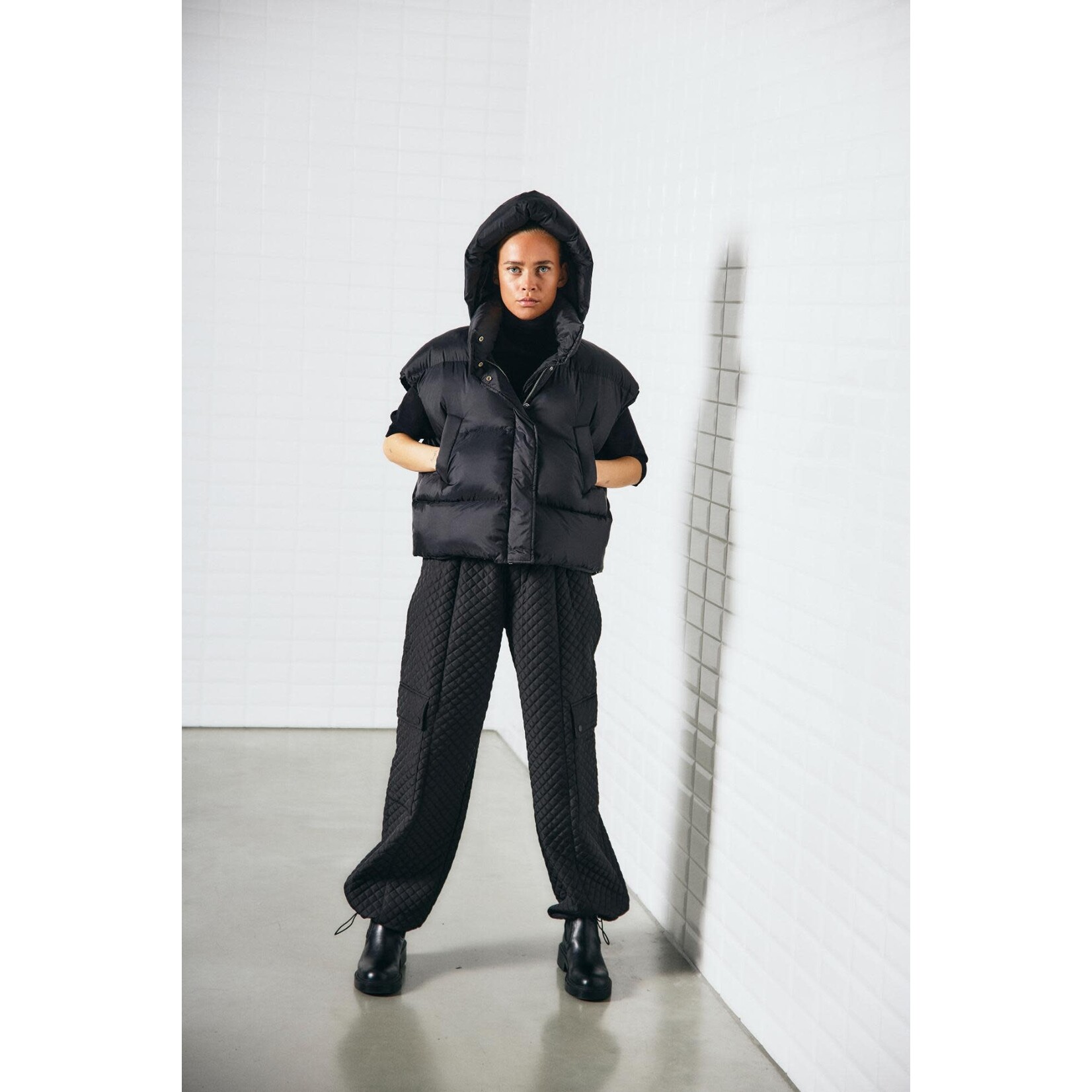 With Black With Black vanessa puffer gilet zwart