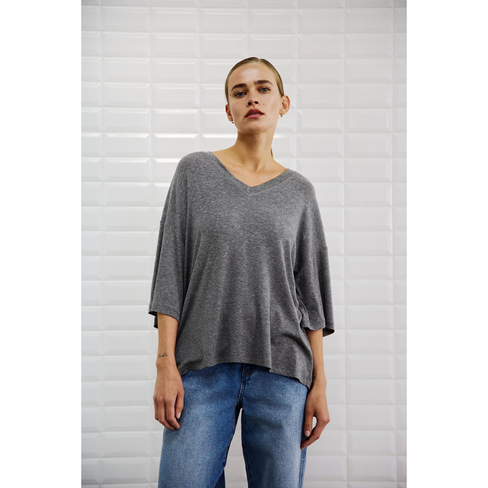 With Black WithBlack Josefine oversized V t-shirt grijs