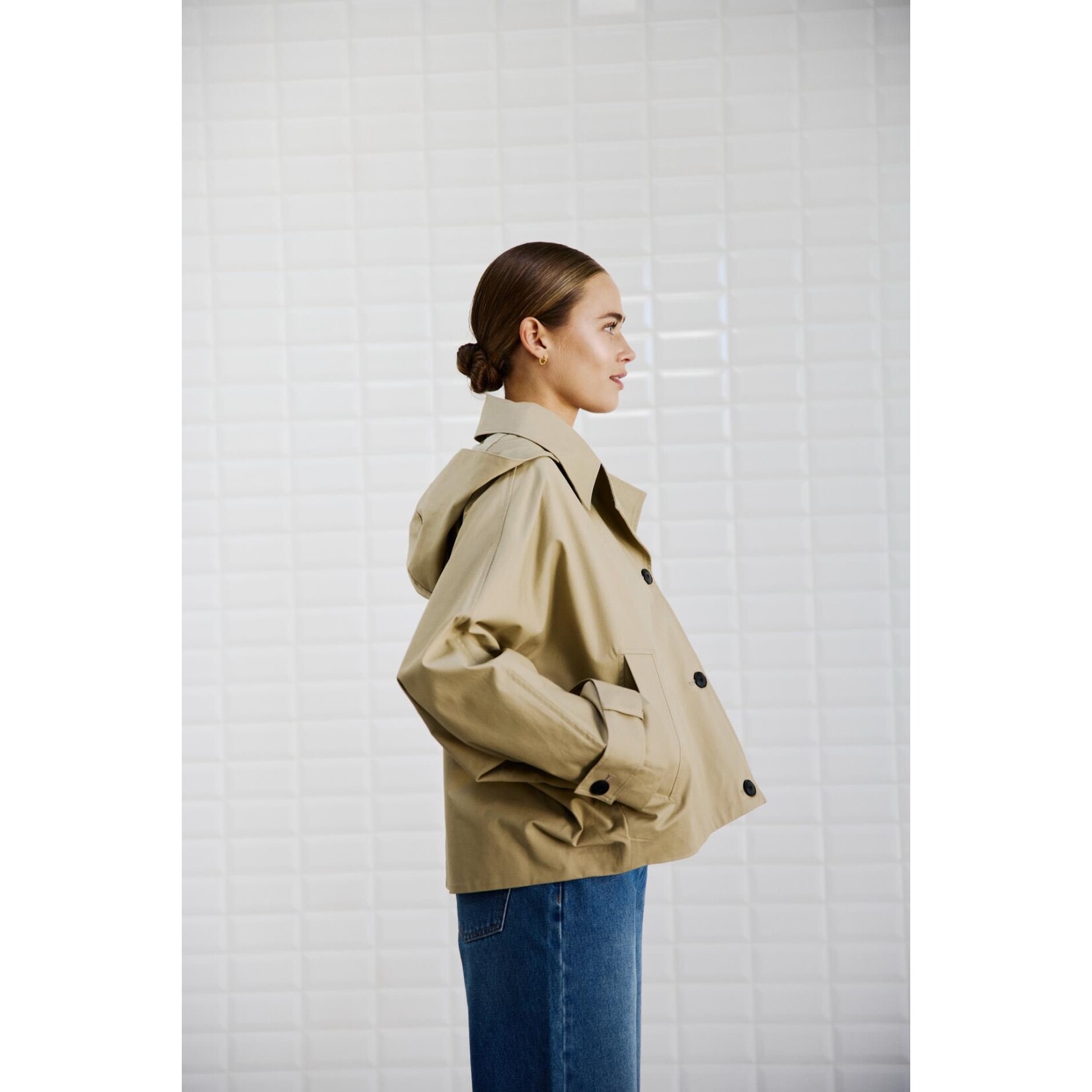 With Black Withblack korte trenchcoat Alaia met capuchon zand