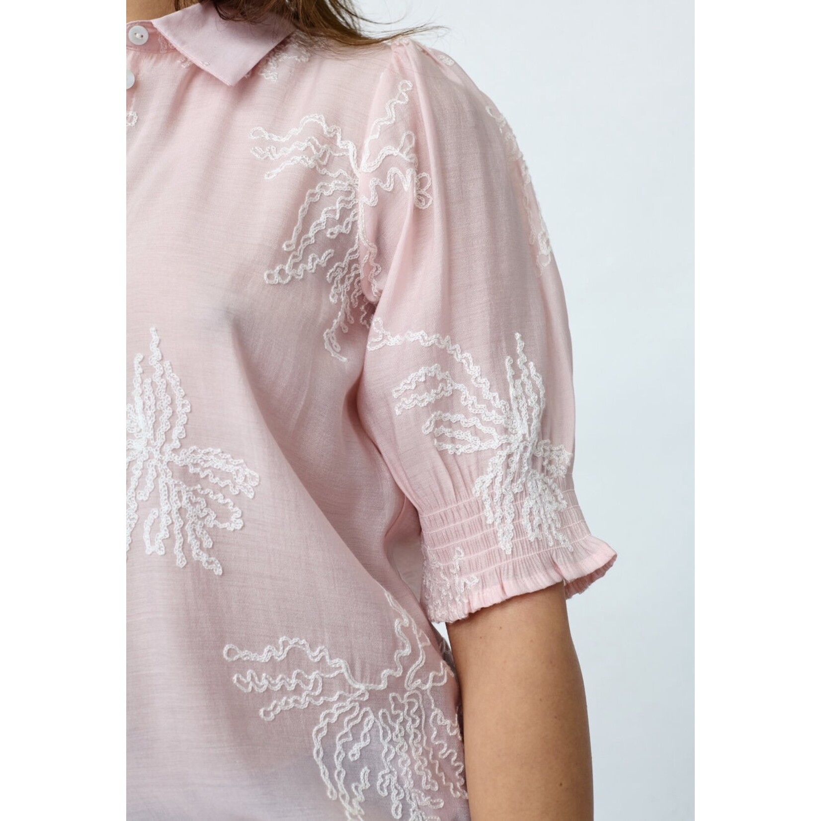 Sisters Point blouse Isola roze geborduurd