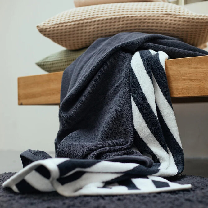 Vandyck Verona Stripes Gastendoekje 30x50 off black