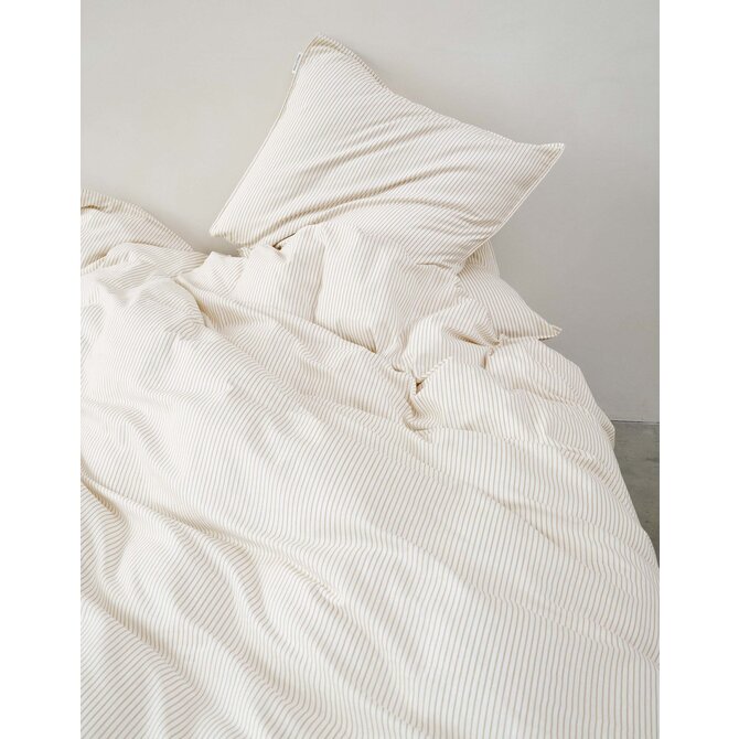 Marc O'Polo Classic Fine Stripe Dekbedovertrek 140x200/220 Dark sand Marc O'Polo Classic Fine Stripe Dekbedovertrek 140x200/220 Dark sand