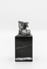 DTR Walking shoe on pedestal