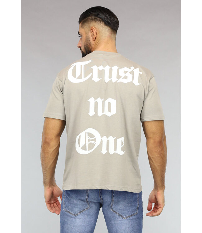 NEW2903 Taupe Heren T-Shirt met Trust No One Print