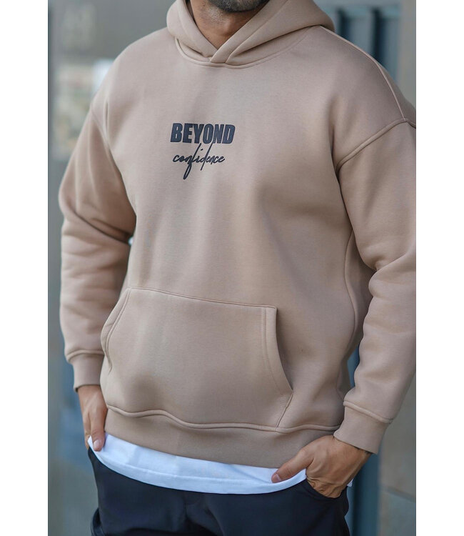 Beige Hoodie met Zwarte Tekstopdruk ‘Beyond Confidence’ en Kangoeroezak voor Heren