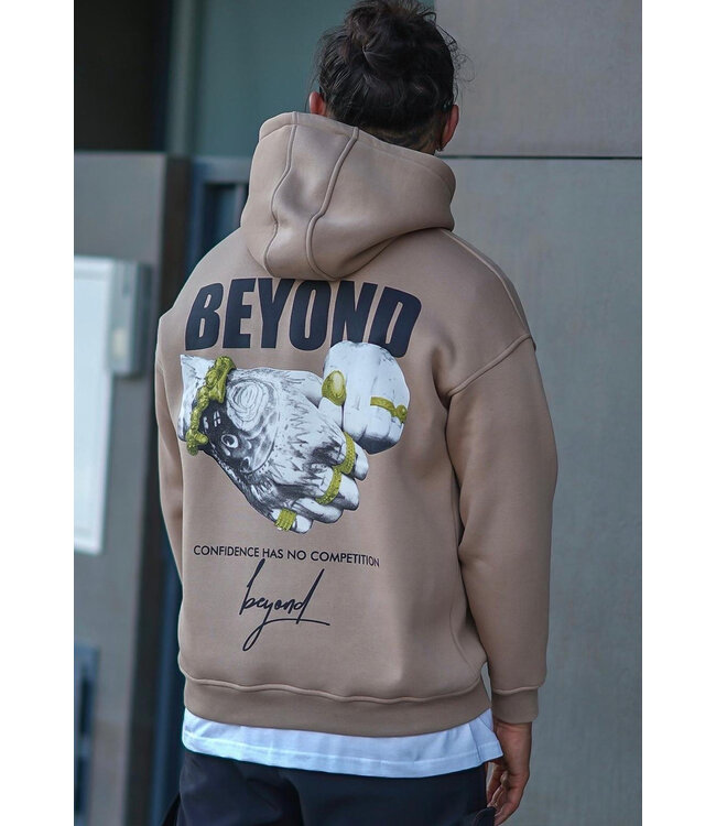 Beige Hoodie met Zwarte Tekstopdruk ‘Beyond Confidence’ en Kangoeroezak voor Heren