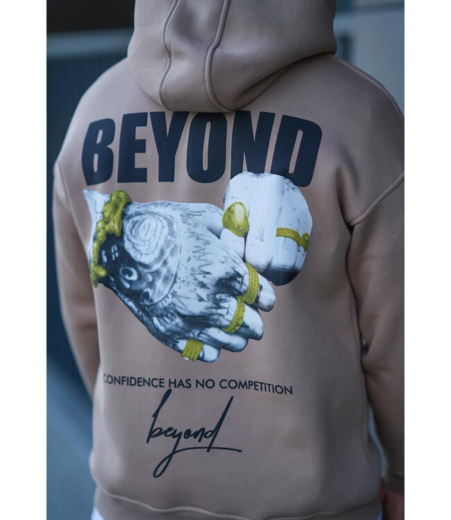 Beige Hoodie met Zwarte Tekstopdruk ‘Beyond Confidence’ en Kangoeroezak voor Heren
