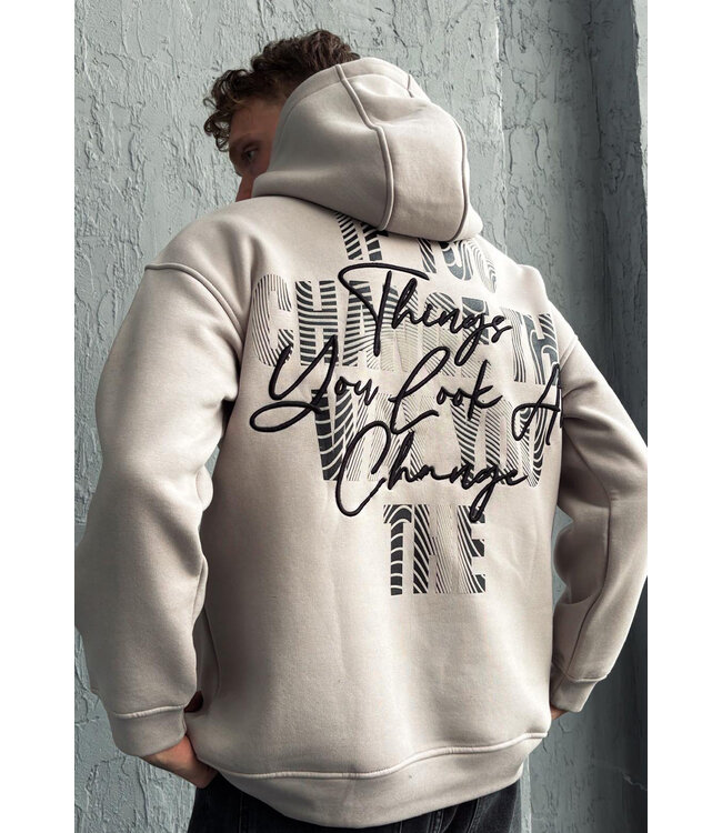 Beige Hoodie met Zwart-Witte Tekstopdruk ‘Things You Look At Change’