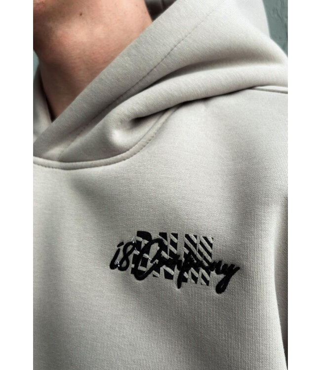Beige Hoodie met Zwart-Witte Tekstopdruk ‘Things You Look At Change’