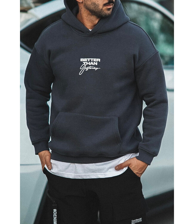 Antracietkleurige Hoodie met Tekstopdruk ‘Better Than Yesterday’