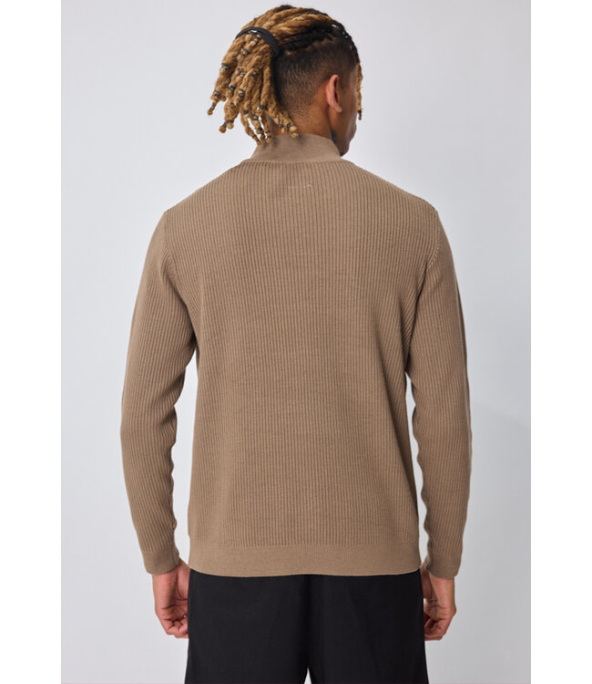 Camelkleurige Gebreide Half-Zip Herentrui met Fijn Ribstructuur en Hoge Kraag