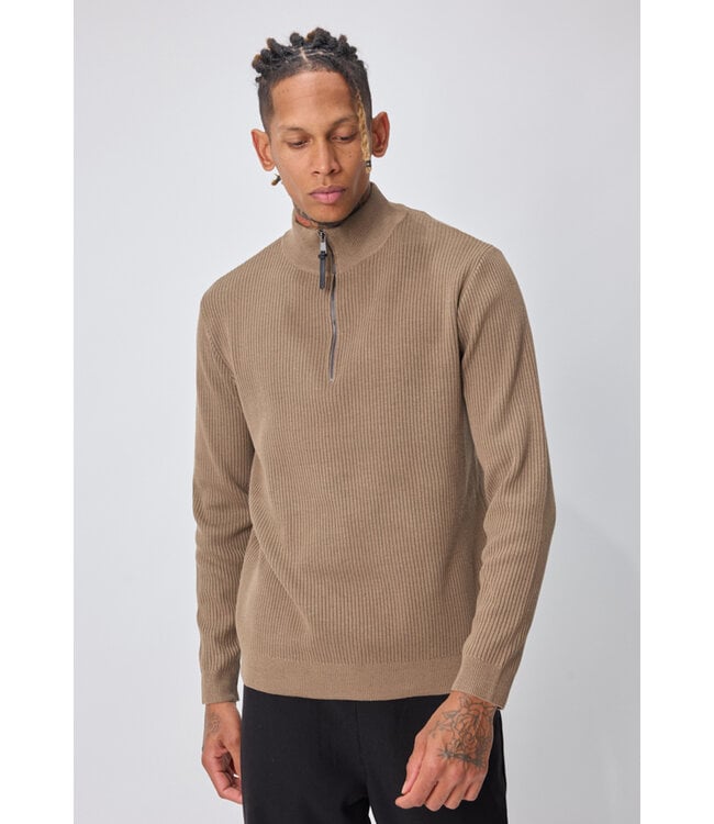 Camelkleurige Gebreide Half-Zip Herentrui met Fijn Ribstructuur en Hoge Kraag