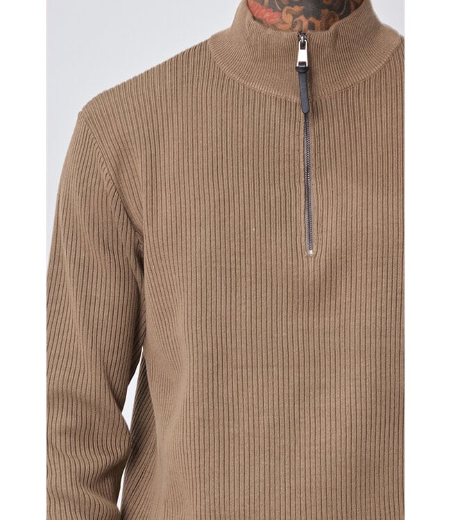 Camelkleurige Gebreide Half-Zip Herentrui met Fijn Ribstructuur en Hoge Kraag