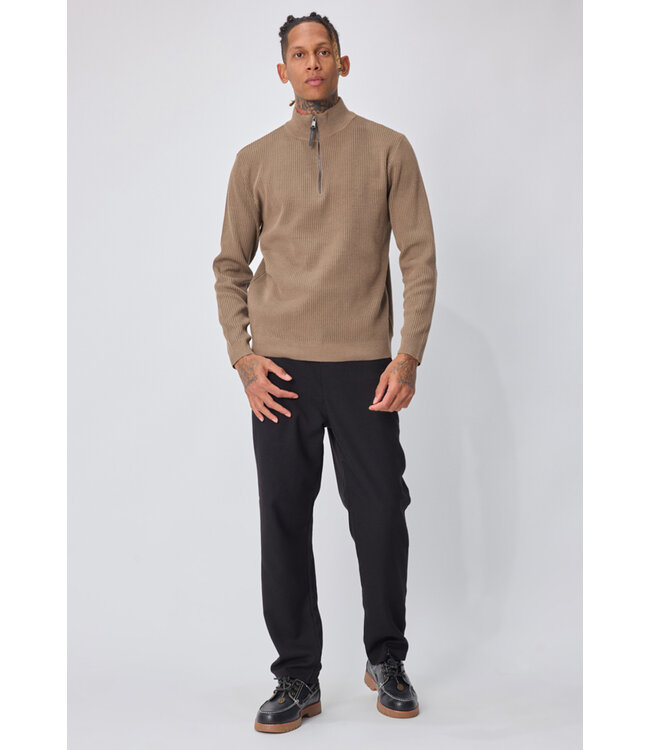 Camelkleurige Gebreide Half-Zip Herentrui met Fijn Ribstructuur en Hoge Kraag