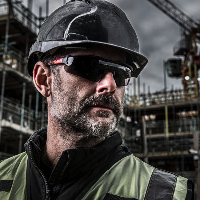 Lunettes de sécurité teintées Milwaukee