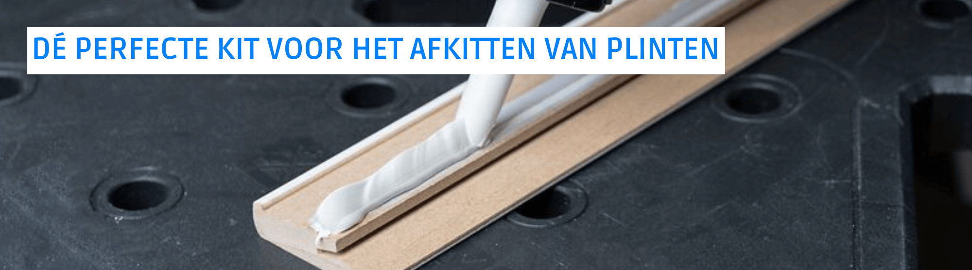 Montagekit wordt op een plint aangebracht