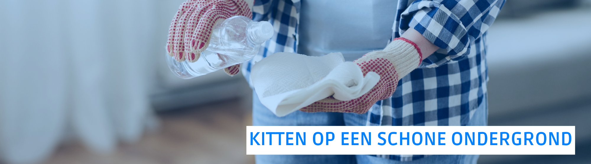 Vakman maakt aluminium schoon om te gaan afkitten.