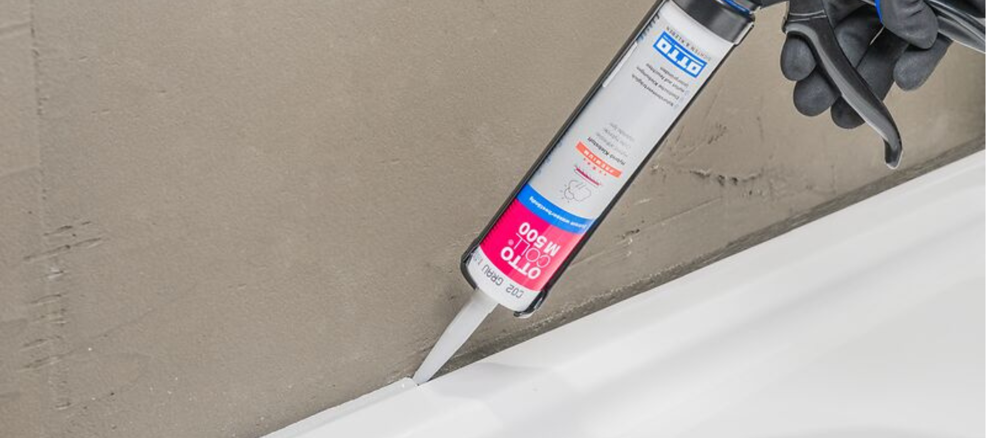 Een professionele kitnaad aanbrengen met een kitspuit in een badkamer.