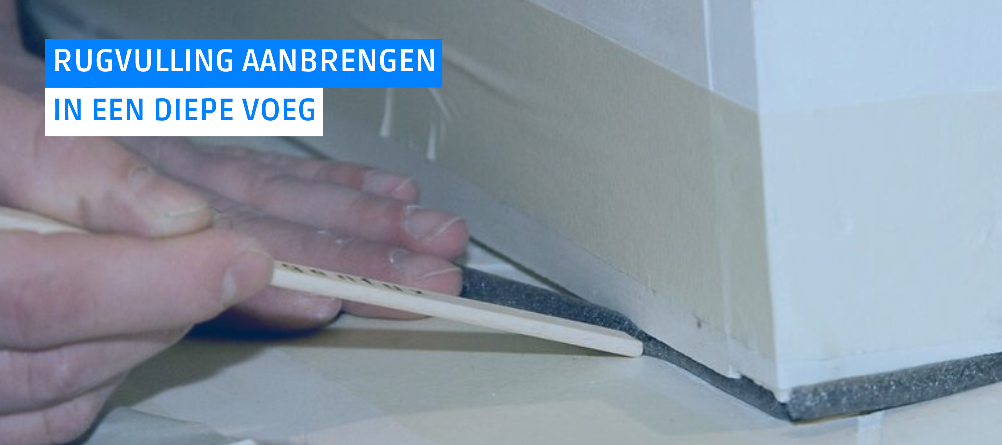 Man die een rugvulling aanbrengt in een diepe voeg, als voorbereiding op het kitten.