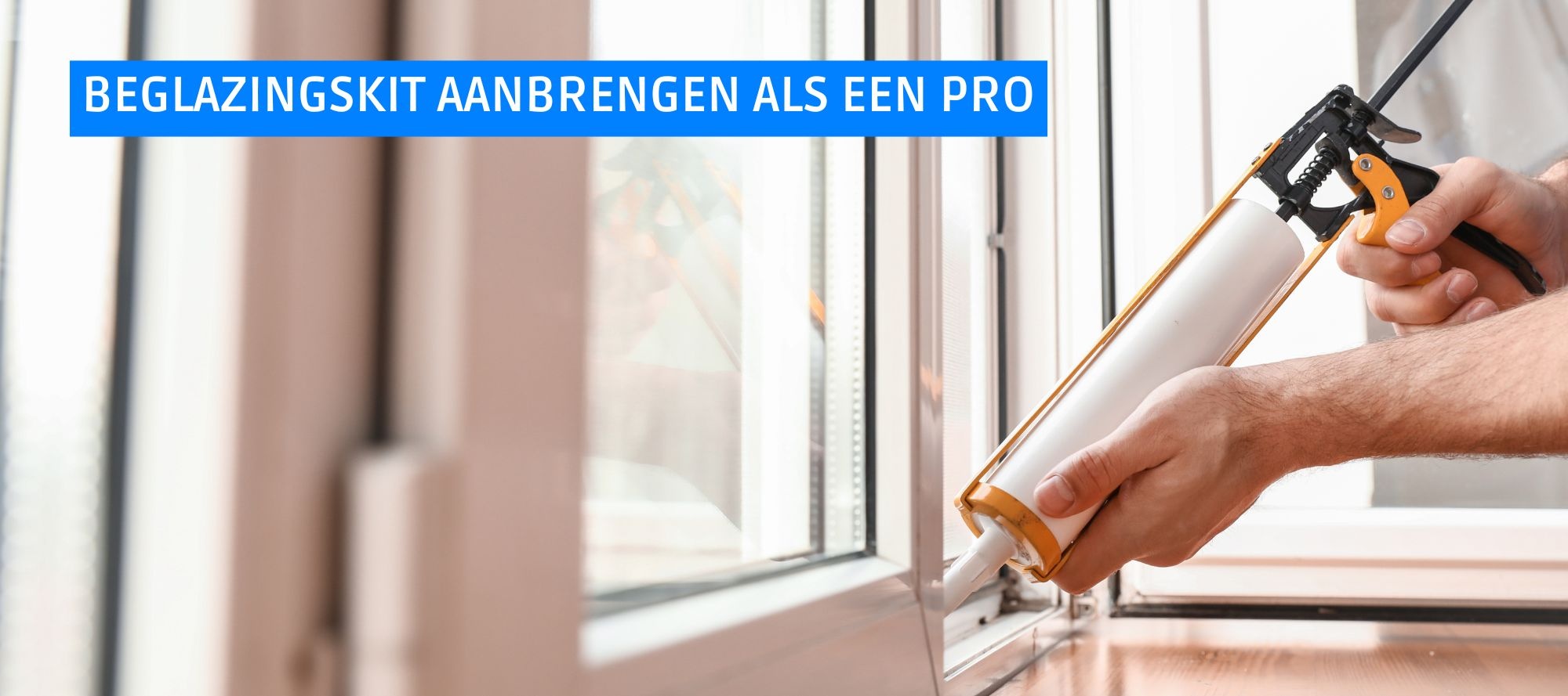 Stapsgewijs beglazingskit aanbrengen met een kitpistool in een voeg van een kozijn.