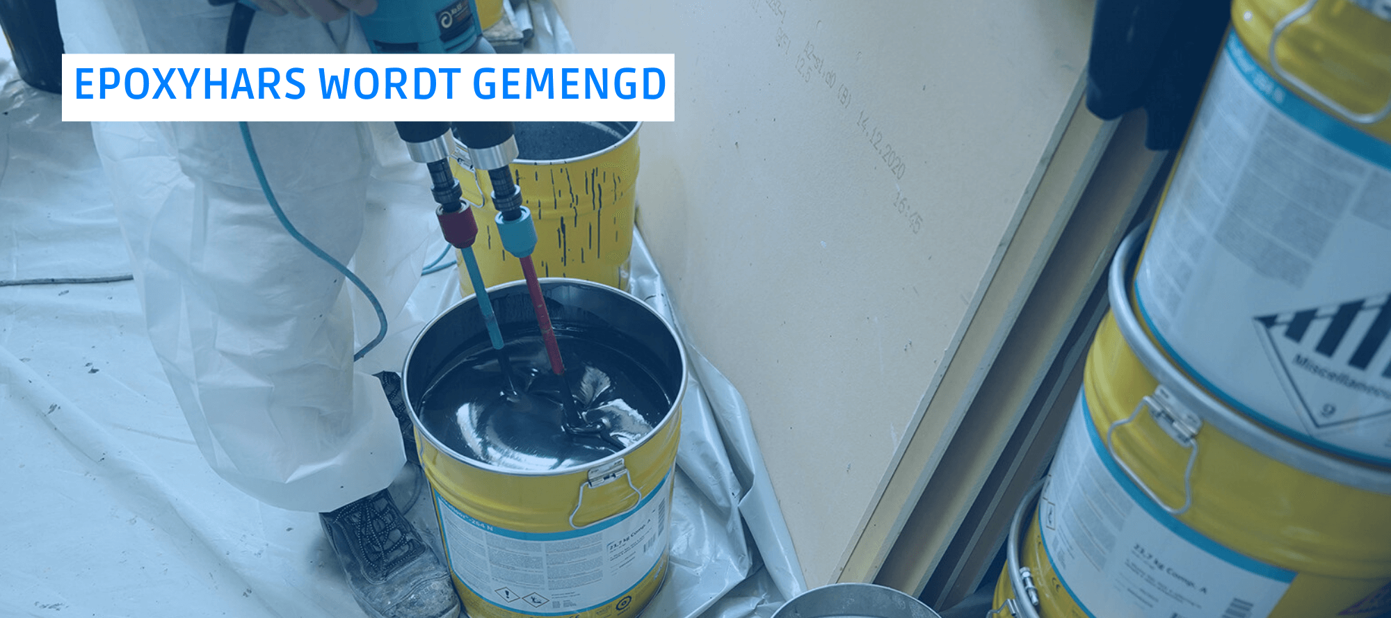 Tweecomponenten epoxyhars wordt gemengd in een pot, met de twee afzonderlijke componenten A en B ernaast.
