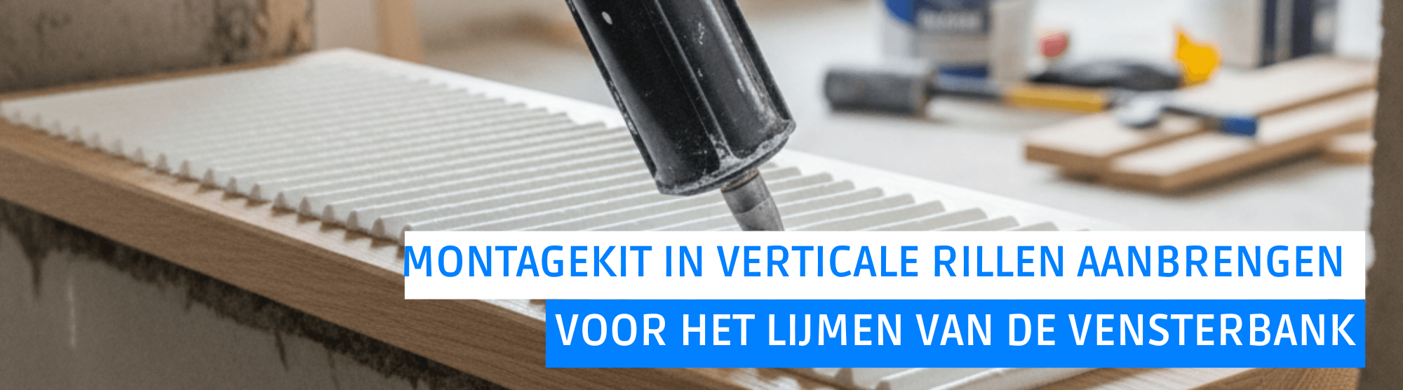 Montagekit in verticale rillen aanbrengen voor het lijmen van de vensterbank.