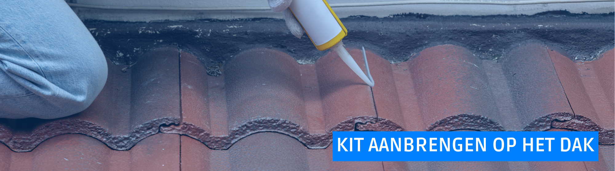 Stappenplan: Ril High Tack kit aanbrengen met een kitpistool op de panlat voor het vastzetten of dakpannen lijmen.