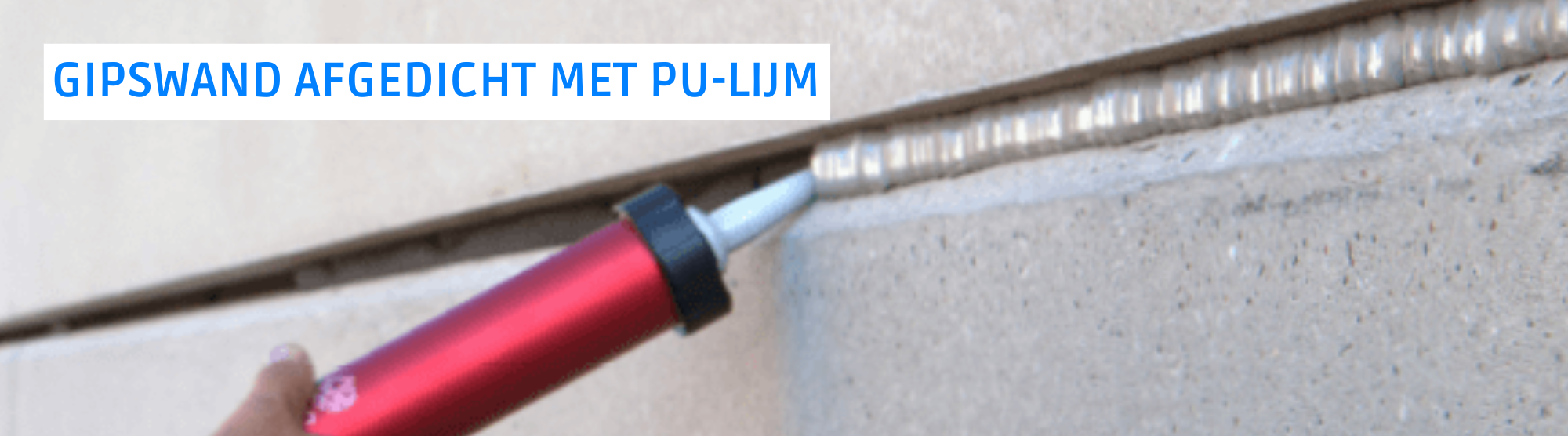 Een detailfoto van een flexibele aansluitvoeg van 1 cm tussen de gipsblokkenwand en het plafond, afgedicht met PU-schuim.