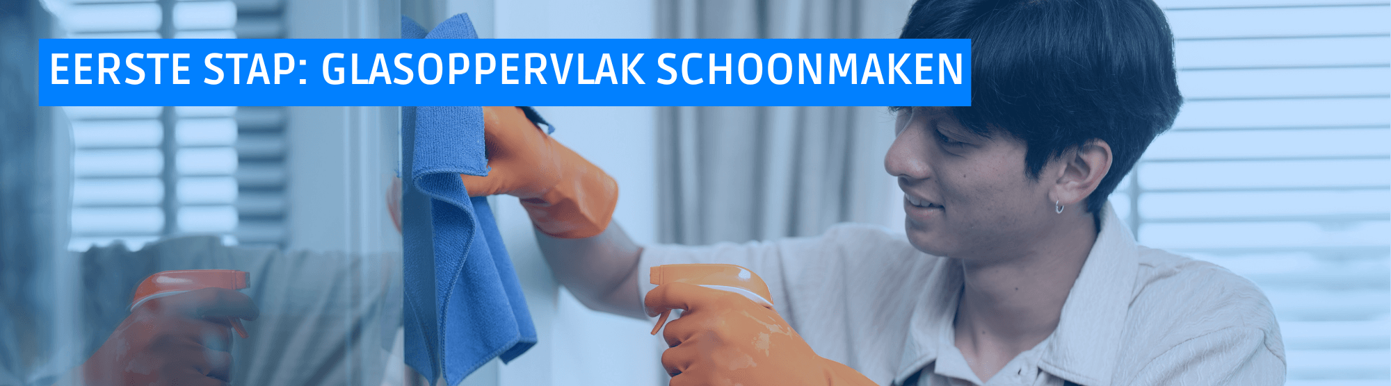 Een glasoppervlak schoonmaken met een doek en ontvetter, de cruciale eerste stap bij het lijmen op glas, hoe doe ik dat.