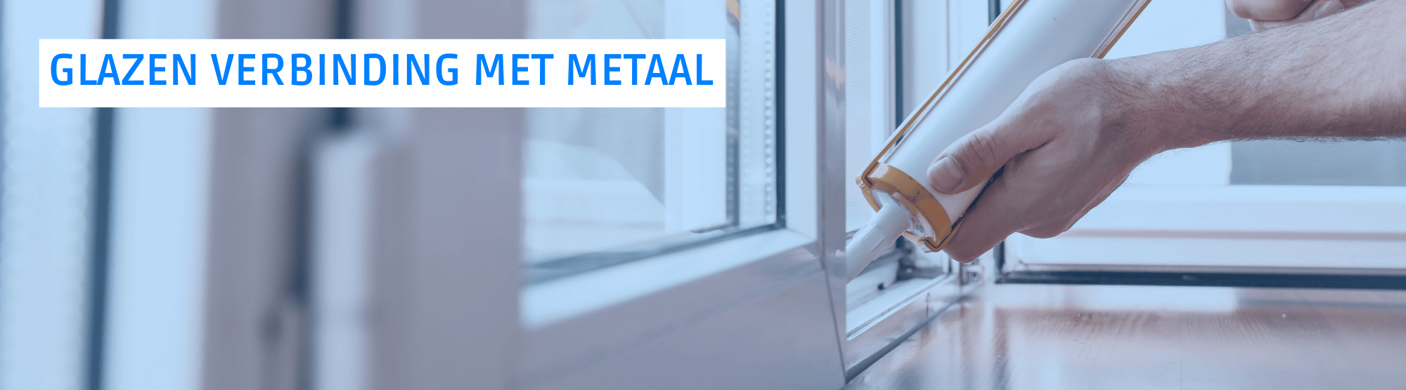 Een professionele transparante glaskit aanbrengen met een kitpistool om de glasverbinding te lijmen en af te dichten.